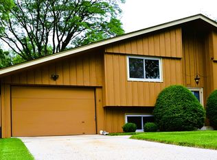 612 Woodridge Dr, Rockford, IL 61108