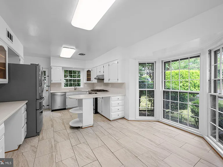 2816 Ellicott St NW — Photo 9