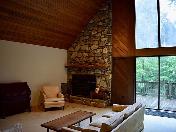 3rd image of 173 Mountain Haven Ln