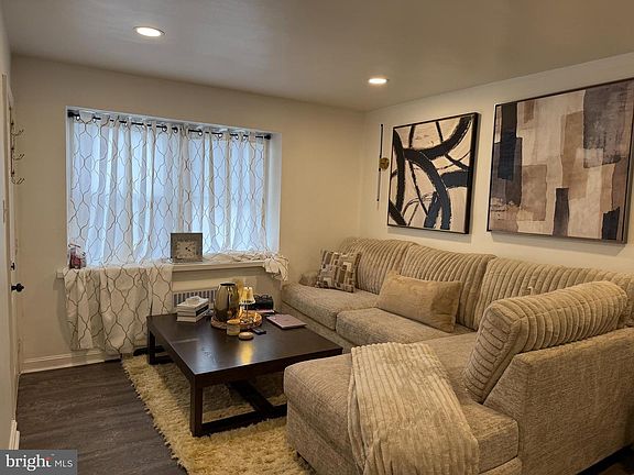 4th image of 808 Derwyn Rd