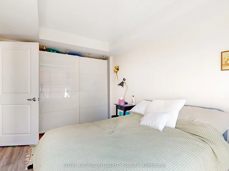 138 Somerset St W #203 — Photo 18