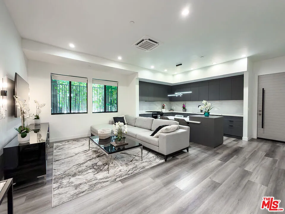 1 bed, 1.5 bath, 800 sqft, $3,900 — Photo 2
