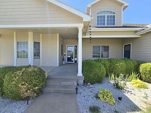 3rd image of 1577 Hilltop Dr