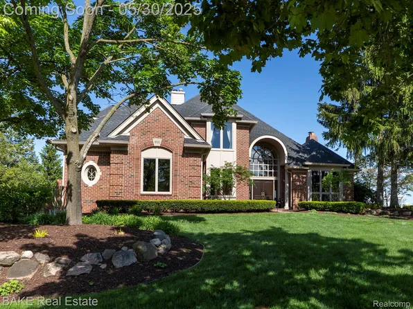 966 McDonald Dr, Northville, MI 48167