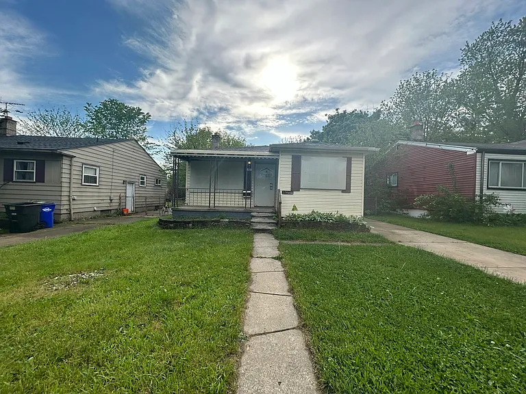 16121 Salem St — Photo 1