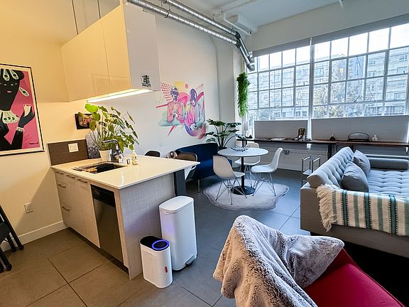 3rd image of 939 S Broadway #312