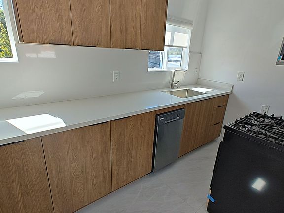 4th image of 818 Grant St APT 8