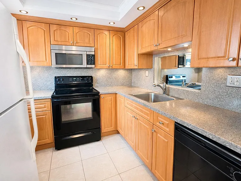 5041 W Oakland Park Blvd #111 — Photo 6