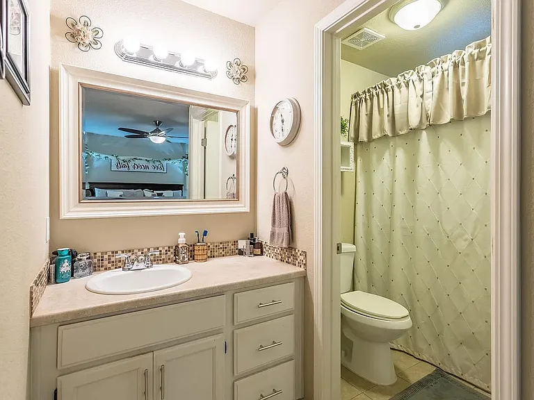 825 Jefferson Ct — Photo 9