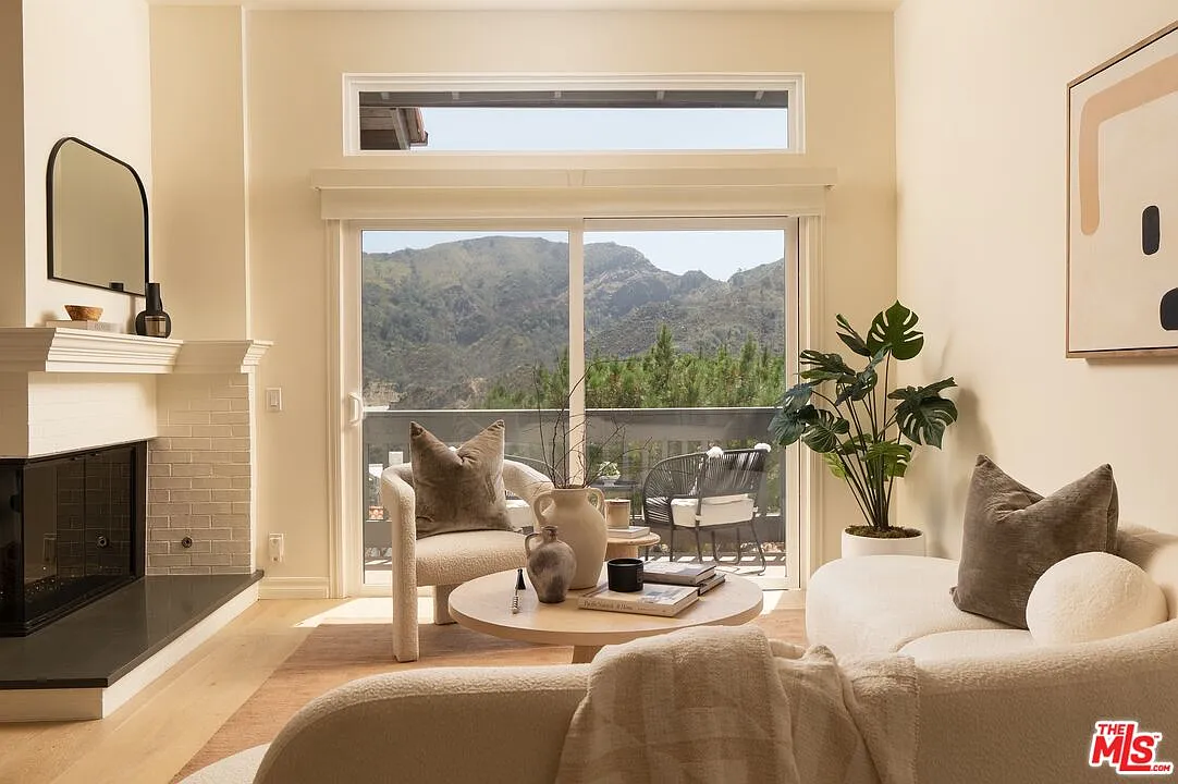 3 bed, 3.5 bath, 2467 sqft, $8,500 — Photo 2