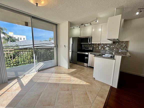 3rd image of 659 S Cloverdale Ave