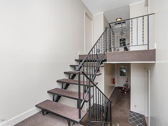 5th image of 115 Oakwood Ave