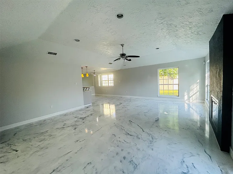 15719 Red Springs Dr — Photo 6