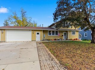 927 W 14th St, Cedar Falls, IA 50613