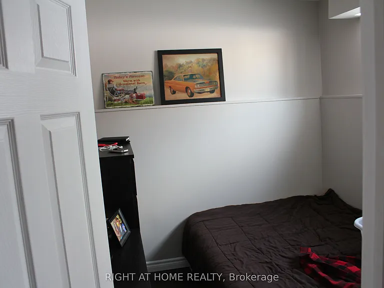 64 Daphne Cres #2 — Photo 6