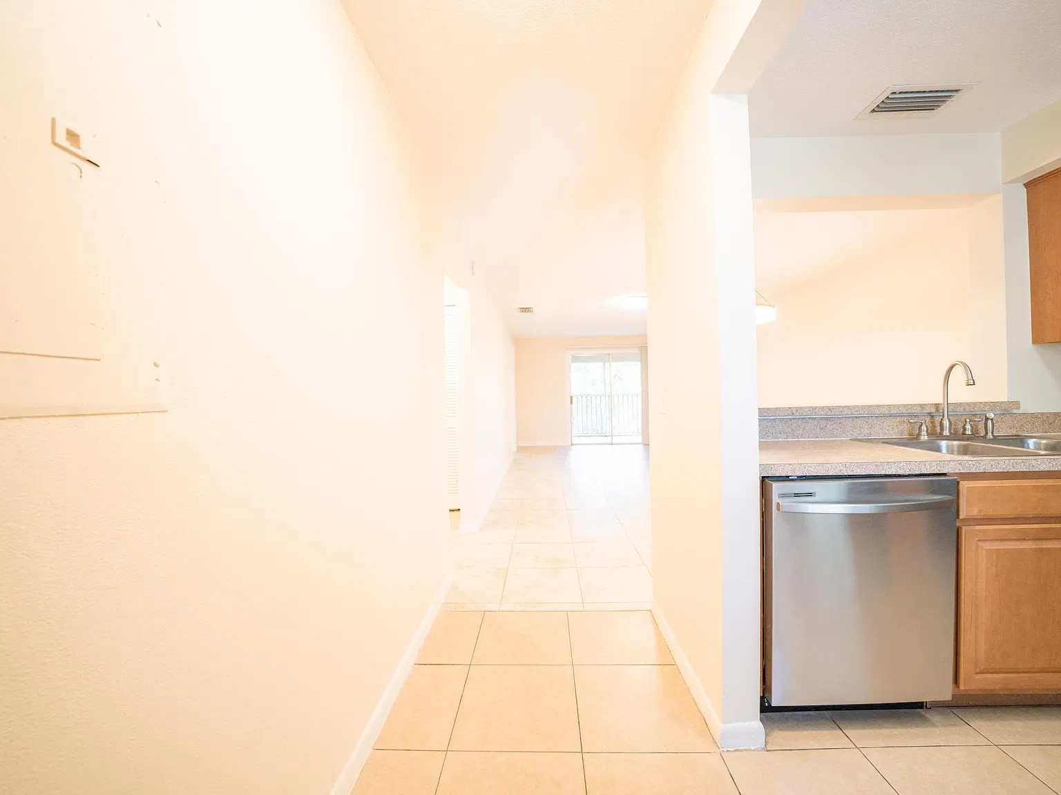 2 bed, 950 sqft, $1,775 — Photo 3