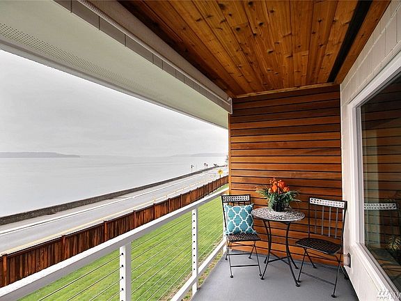 Lovely Patio area, fully renovated and fresh. Enjoy watching the Sea Lions, Herons and more right from your deck. Just steps to Wooten Park, Salty's and beach area. 