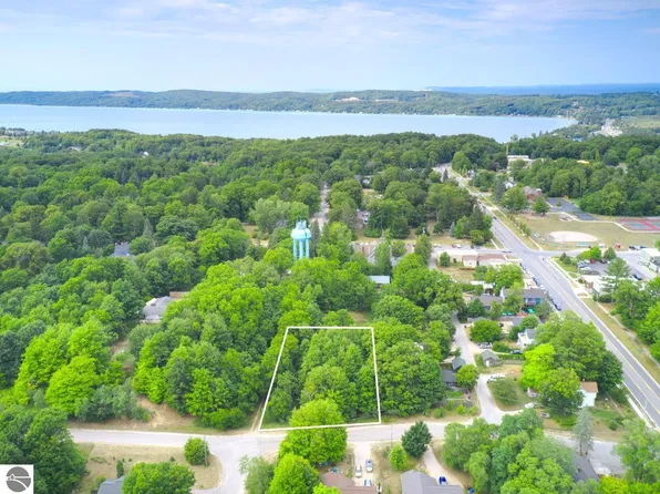 6966 Burr St, Benzonia, MI 49616