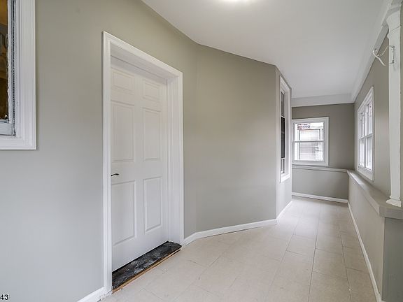 4th image of 92 Sanford St