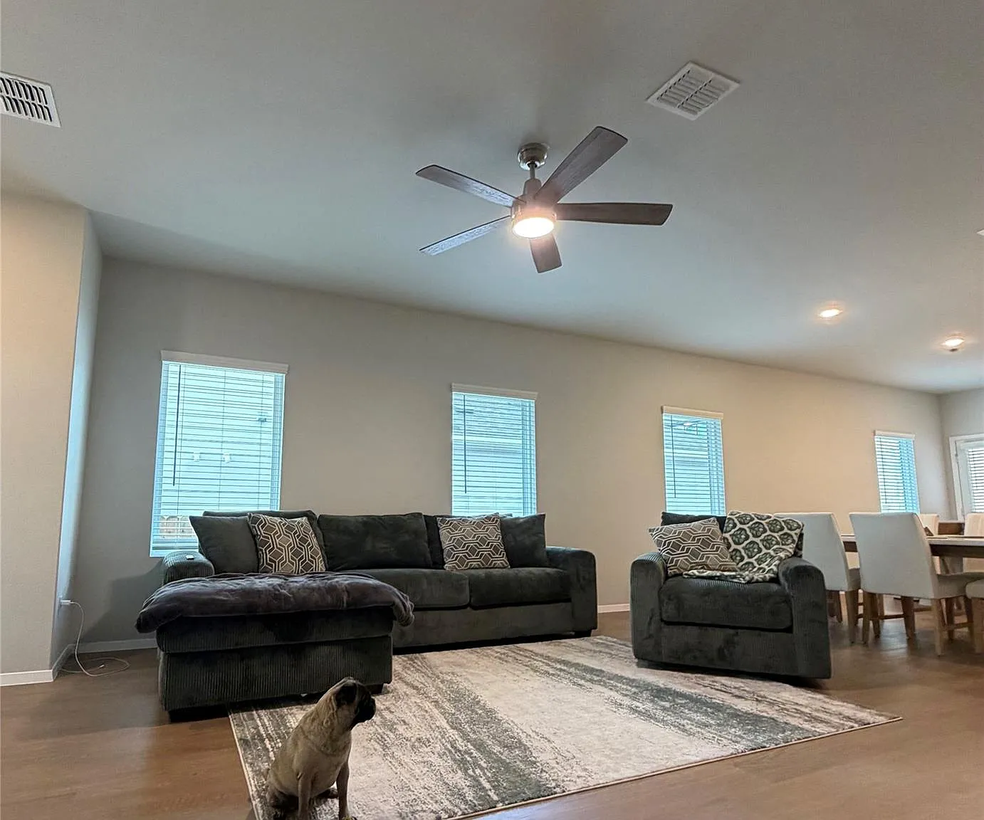 3 bed, 2.0 bath, 2307 sqft, $2,100 — Photo 4