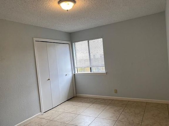 5th image of 905 Country Aire Dr #B