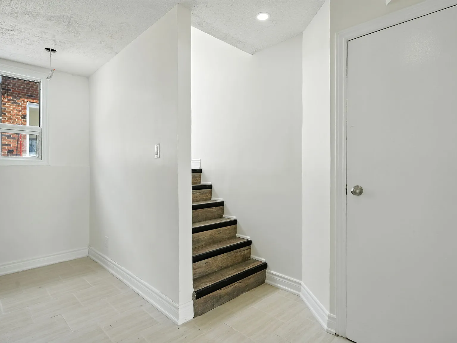 82 Mary Street West — Photo 1