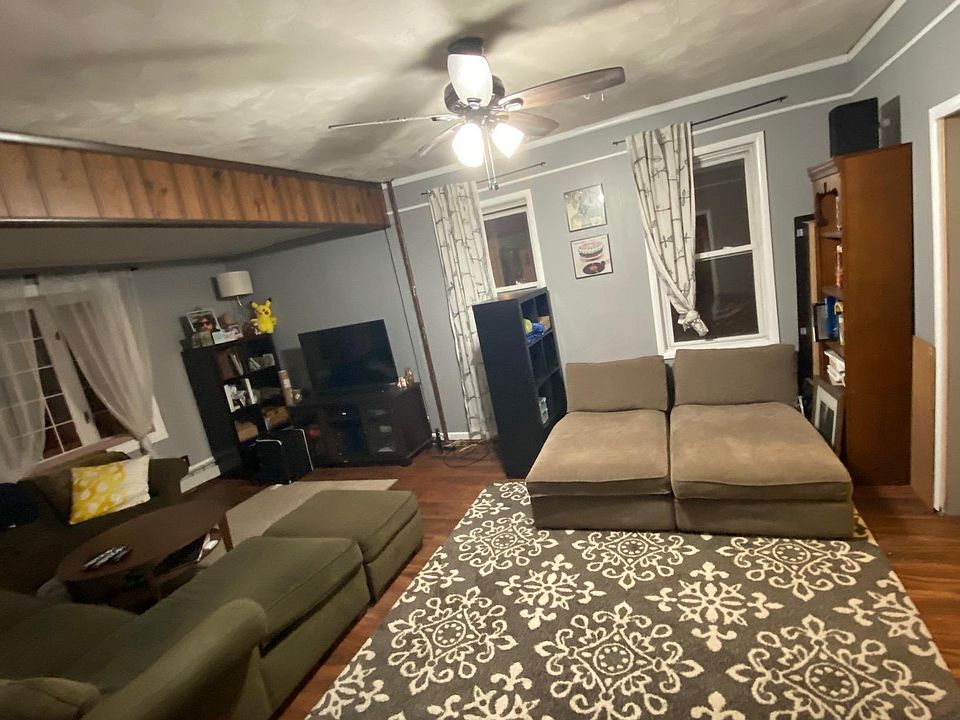 Large Livingroom with furnishings