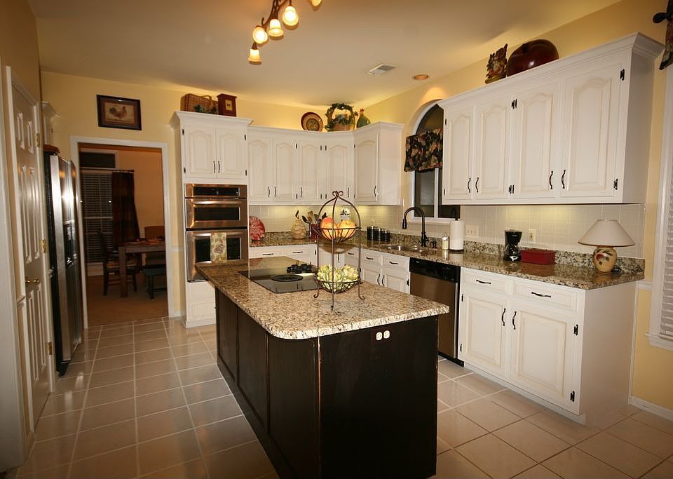 Gourmet Kitchen with granite, double convection oven, bosch dishwasher