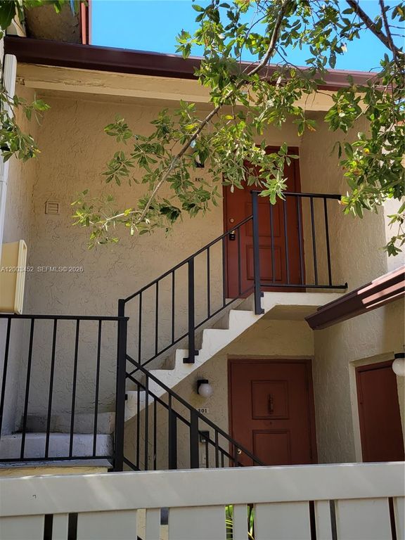 1821 NE 40th Ct APT 302, photo 2