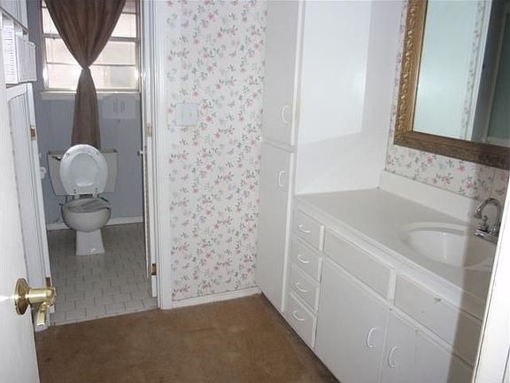 4th image of 12133 Greenlawn Ave