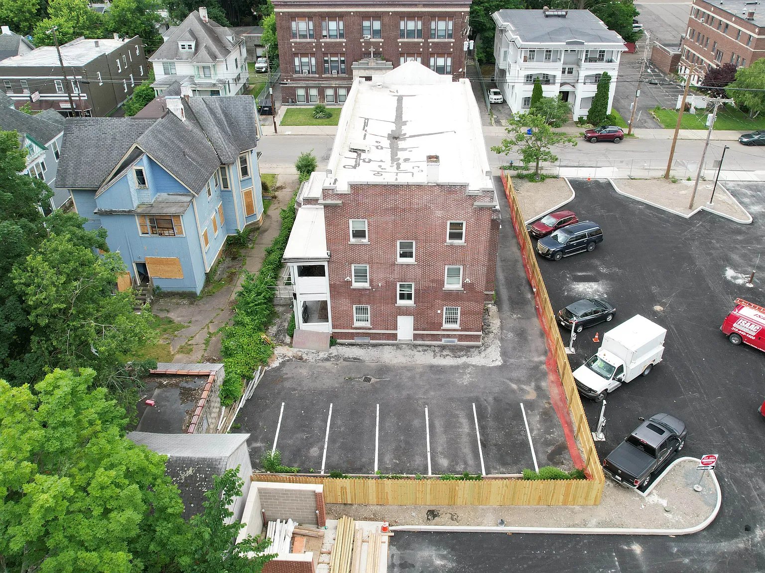 6 bed, 9000 sqft, $4,350 — Photo 4
