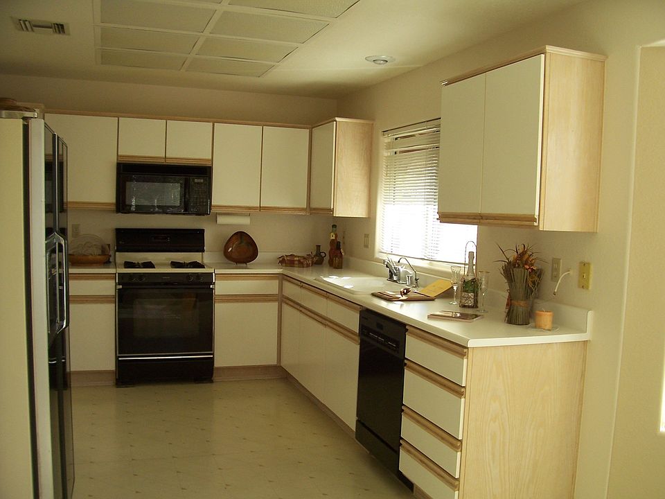 SPACIOUS KITCHEN
