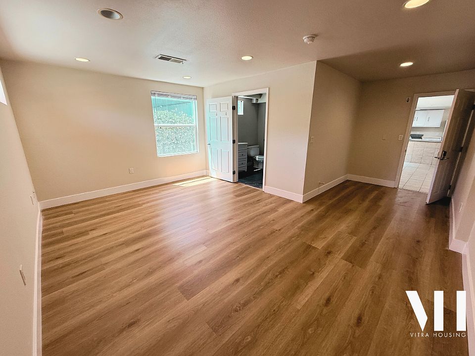 First floor bedroom with private bathroom and soaking tub