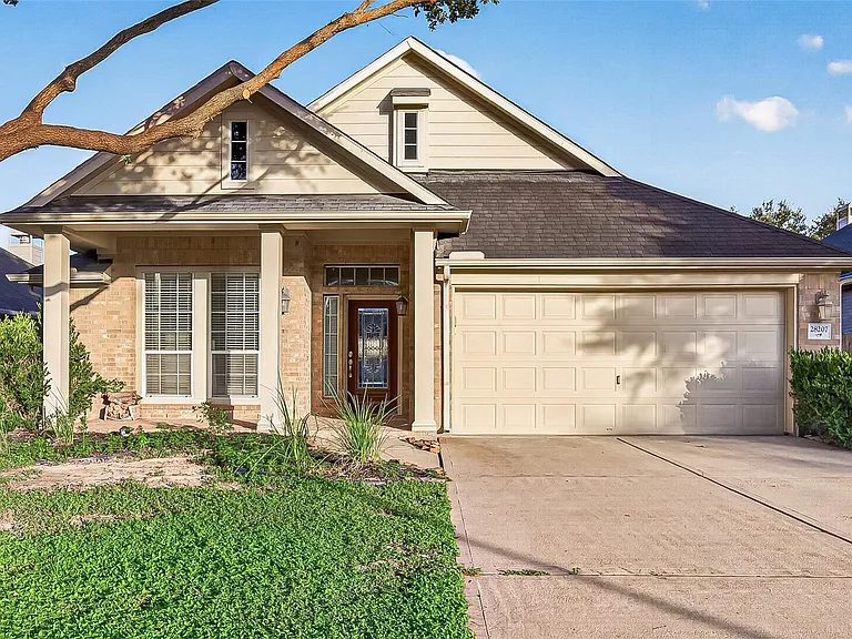 28207 Chalet Park Dr — Photo 1