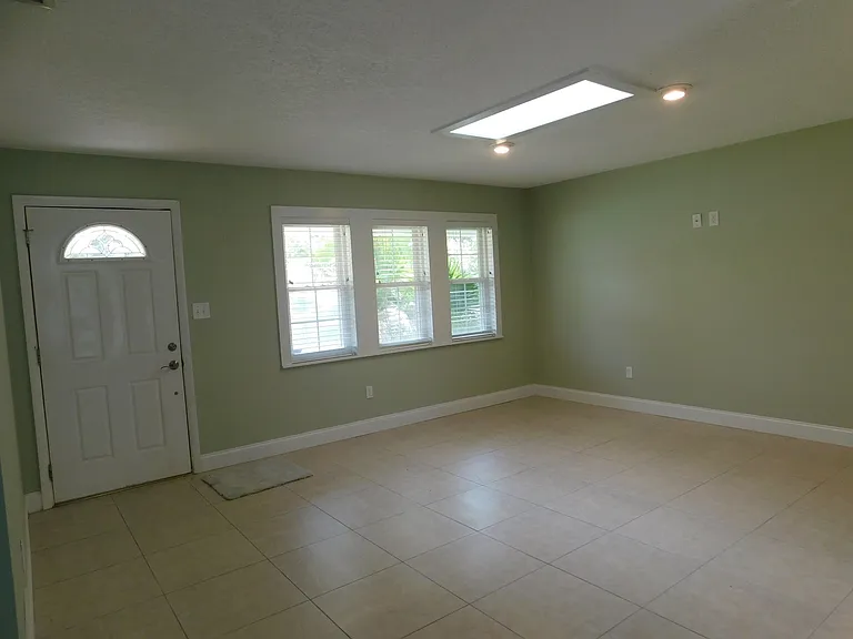 565 E Jessup Ave — Photo 2