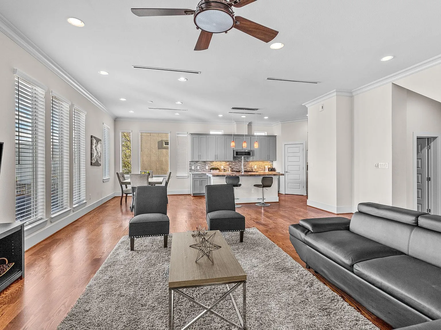 3 bed, 3.5 bath, 2333 sqft, $3,200 — Photo 4