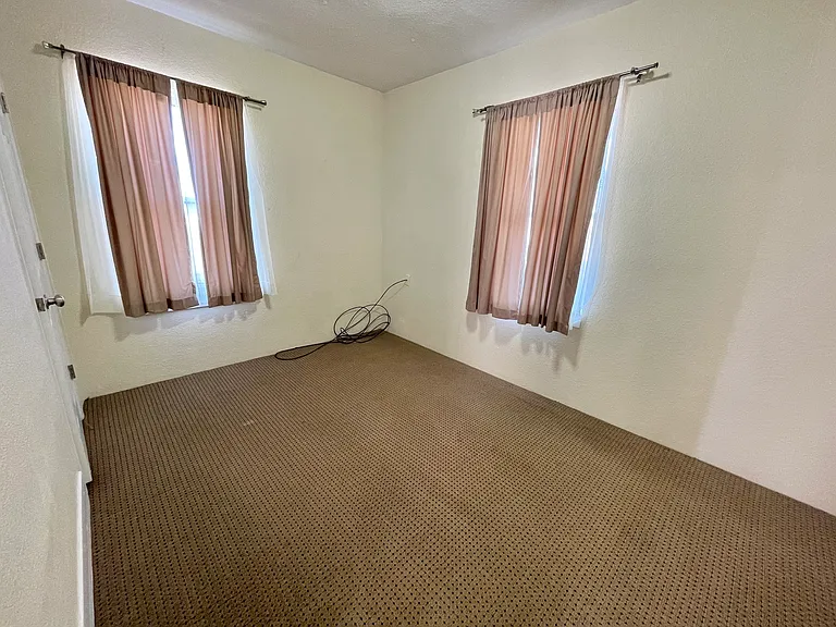 900 N Park St #3 — Photo 7