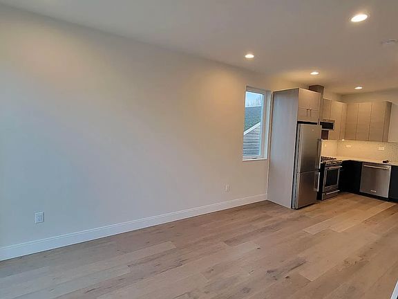 3rd image of 555 Highland Dr