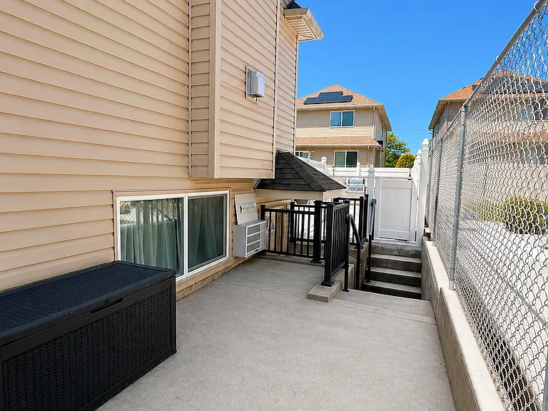 Edgegrove Ave — Photo 4