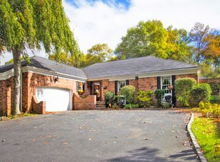 1005 Todt Hill Rd, Staten Island, NY 10304