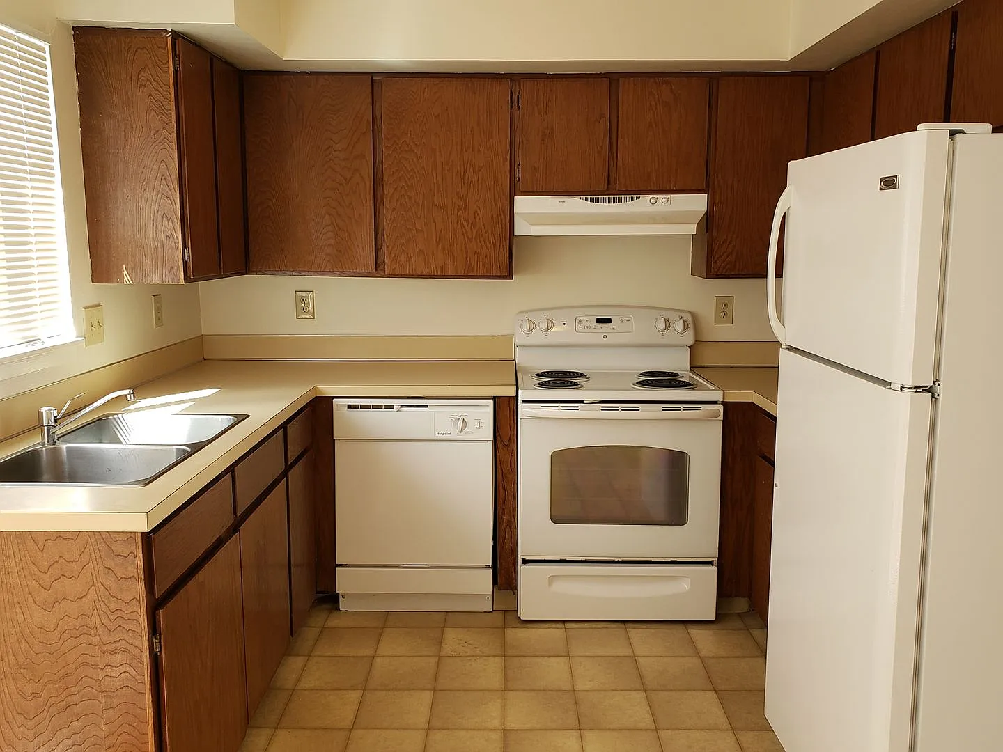 Spacious 2 Bedroom 1.5 Bath Townhouse with GARAGE! — Photo 3