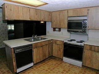 4th image of 1725 Oakwood Ct
