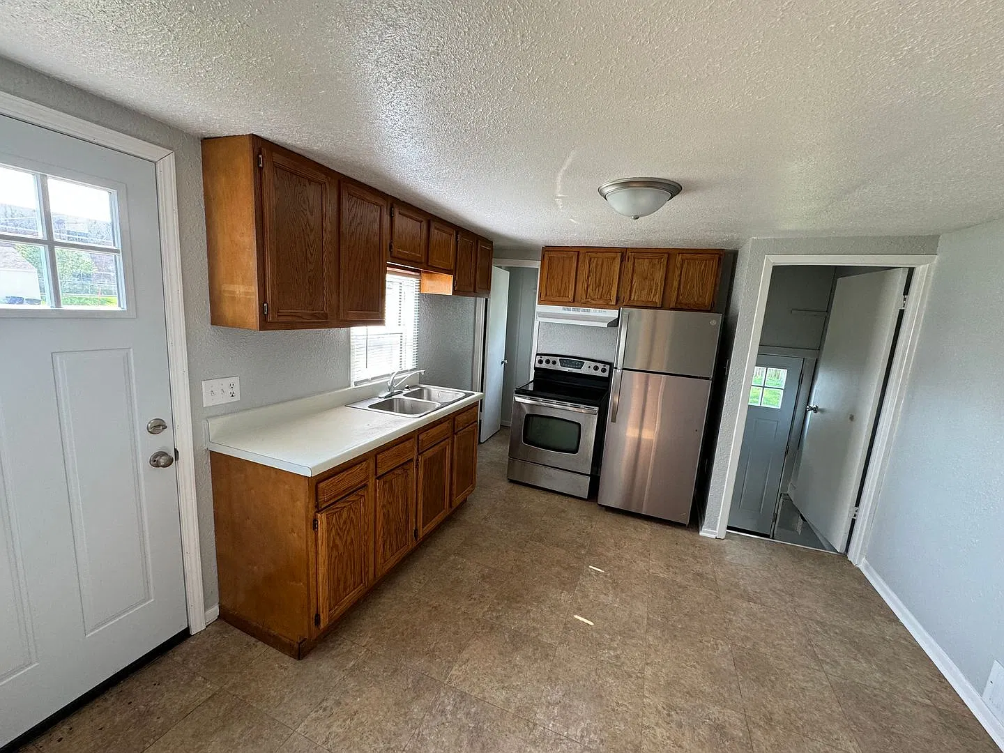 Great Location smaller 2 bedroom house with a large garage and yard — Photo 4