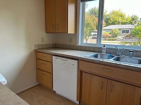 2nd image of 2860 Harris St