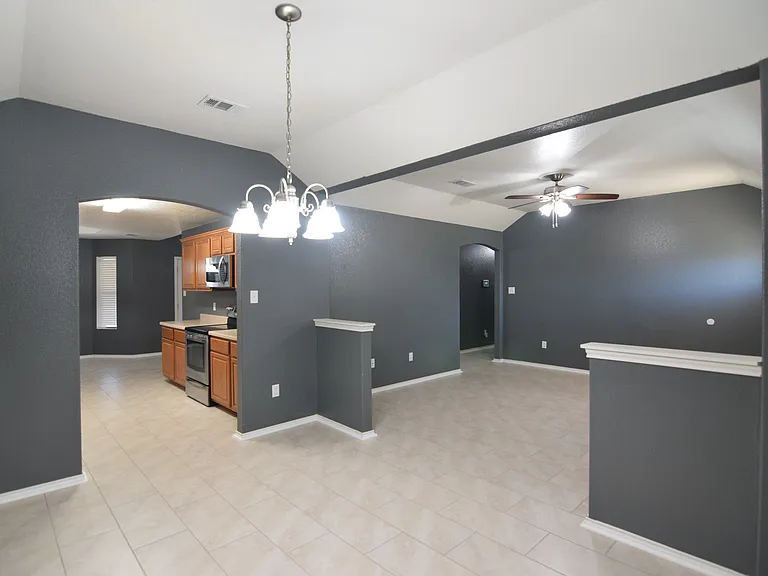 401 Dixon Dr — Photo 6