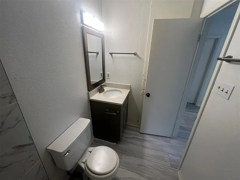 807 Lloyd Ln — Photo 12