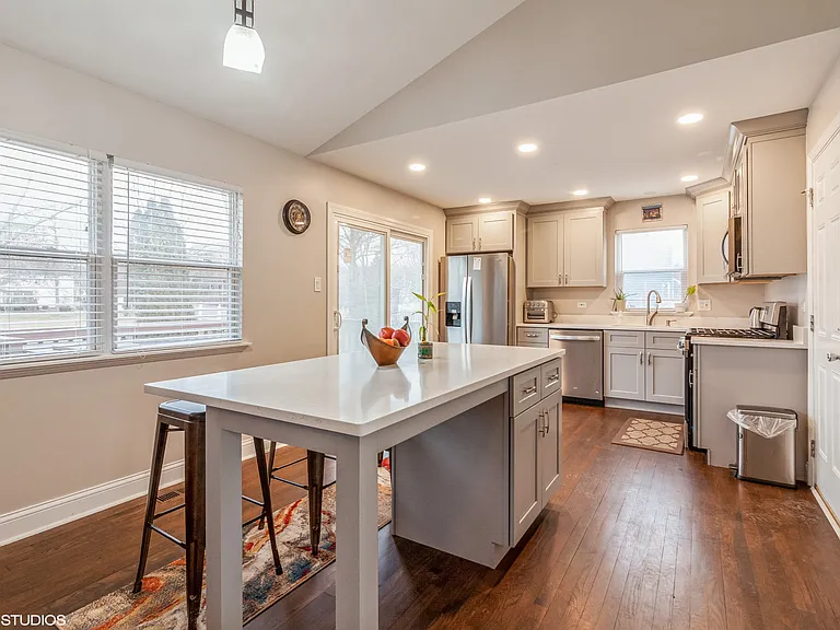 2043 University Dr — Photo 5
