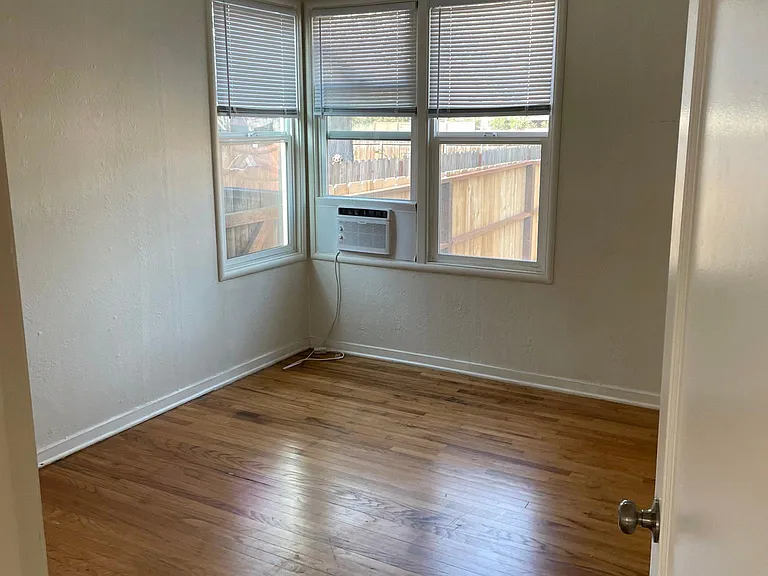 82 Robinson Ave — Photo 7