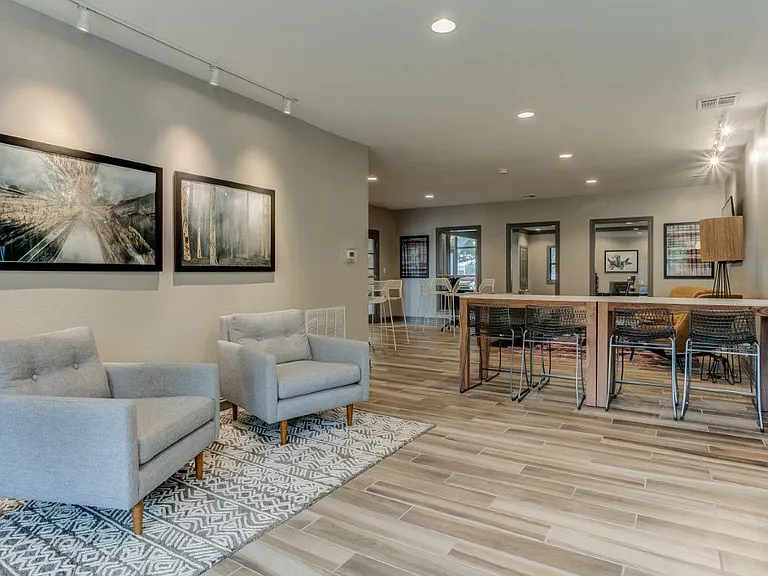 Carlyle Apartments — Photo 36