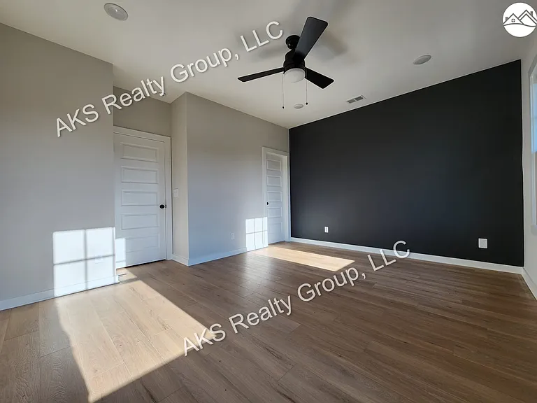 1202 Windsor Sq — Photo 6